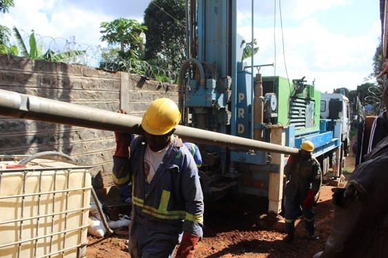 Drilling the new water borehole in Shauri Yako (Kanjeru).