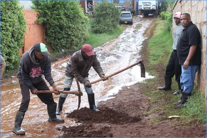 Laying pipework to bring water through Kanjeru.